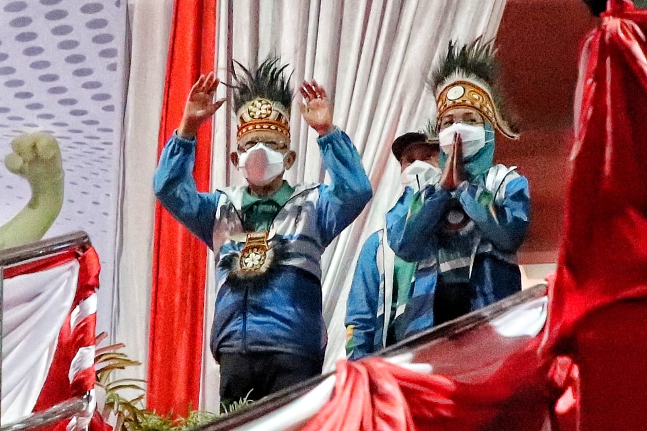 Wakil Presiden (Wapres) Republik Indonesia (RI) KH. Ma'ruf Amin memberikan apresiasi kepada Menteri Pemuda dan Olahraga Zainudin Amali, saat dirinya membuka secara resmi ajang Pekan Paralimpik Nasional (Peparnas) XVI Papua 2021 yang berlangsung di Stadion