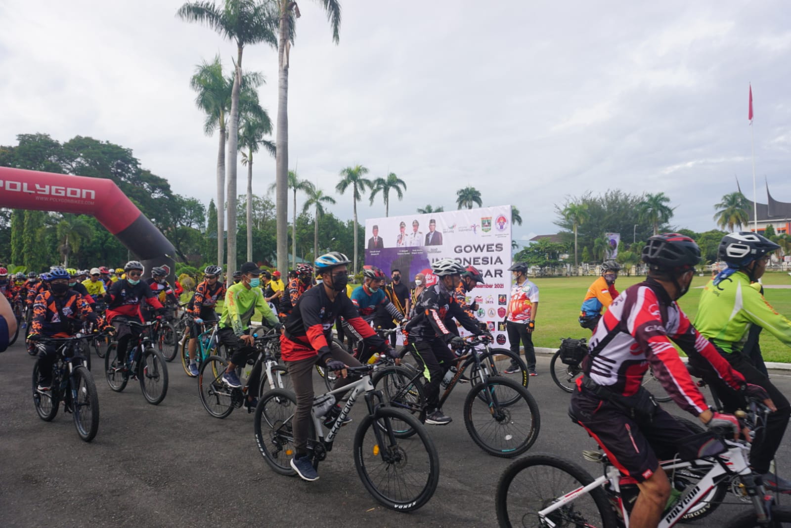 Plt Sekretaris Kementerian Pemuda dan Olahraga Indonesia, Jonni Madrizal bersama Gubernur Provinsi Sumatera Barat H. Mahyeldi Ansarullah membuka acara gowes bersama masyarakat komunitas sepeda bertajuk Indonesia Bugar Series 2021 di Jl. Jend Sudirman, kot