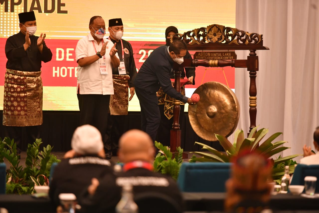 Menteri Pemuda dan Olahraga Republik Indonesia (Menpora RI) Zainudin Amali meminta pengurus Ikatan Pencak Silat Indonesia (IPSI) untuk terus membina atlet. Hal ini bertujuan agar pencak silat bisa konsisten melahirkan prestasi. (foto:rayki/kemenpora.go.id