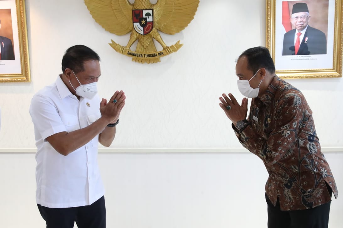 Menteri Pemuda dan Olahraga Republik Indonesia (Menpora RI), Zainudin Amali menerima audiensi Pelaksana Tugas (Plt) Wali Kota Cimahi Jawa Barat, Letkol (Purn) Ngatiyana dan rombongan di ruang kerjanya, lantai 10, kantor Kemenpora, Senayan, Jakarta Pusat, 