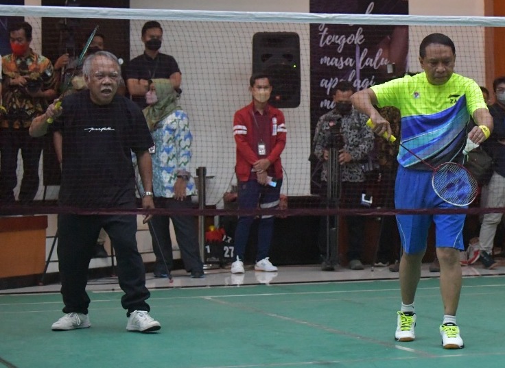 Sejumlah menteri kabinet Indonesia Maju menunjukkan kemahirannya dalam bermain Bulu Tangkis dalam pertandingan persahabatan atau Exhibition Badminton Kepala Sekretariat Presiden Cup (Kasetpres Cup) Tahun 2022  yang digelar di Gedung Krida Bhakti Kementeri