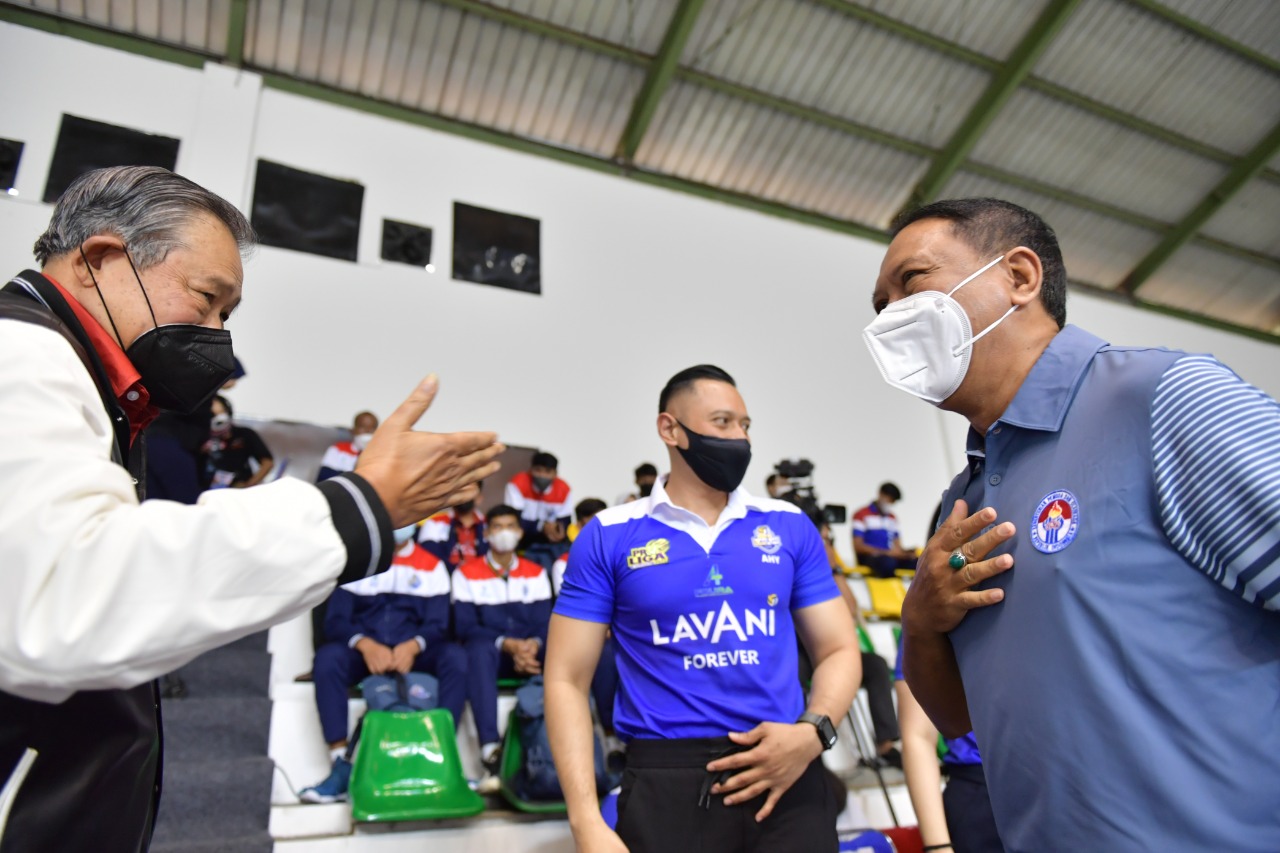 Menteri Pemuda dan Olahraga (Menpora) RI, Zainudin Amali bersama Presiden Republik Indonesia periode 2004-2014, Susilo Bambang Yudhoyono (SBY) ikut menyaksikan serunya pertandingan Proliga 2022 antara Bogor LavAni melawan Kudus Sukun di Padepokan Voli Jen