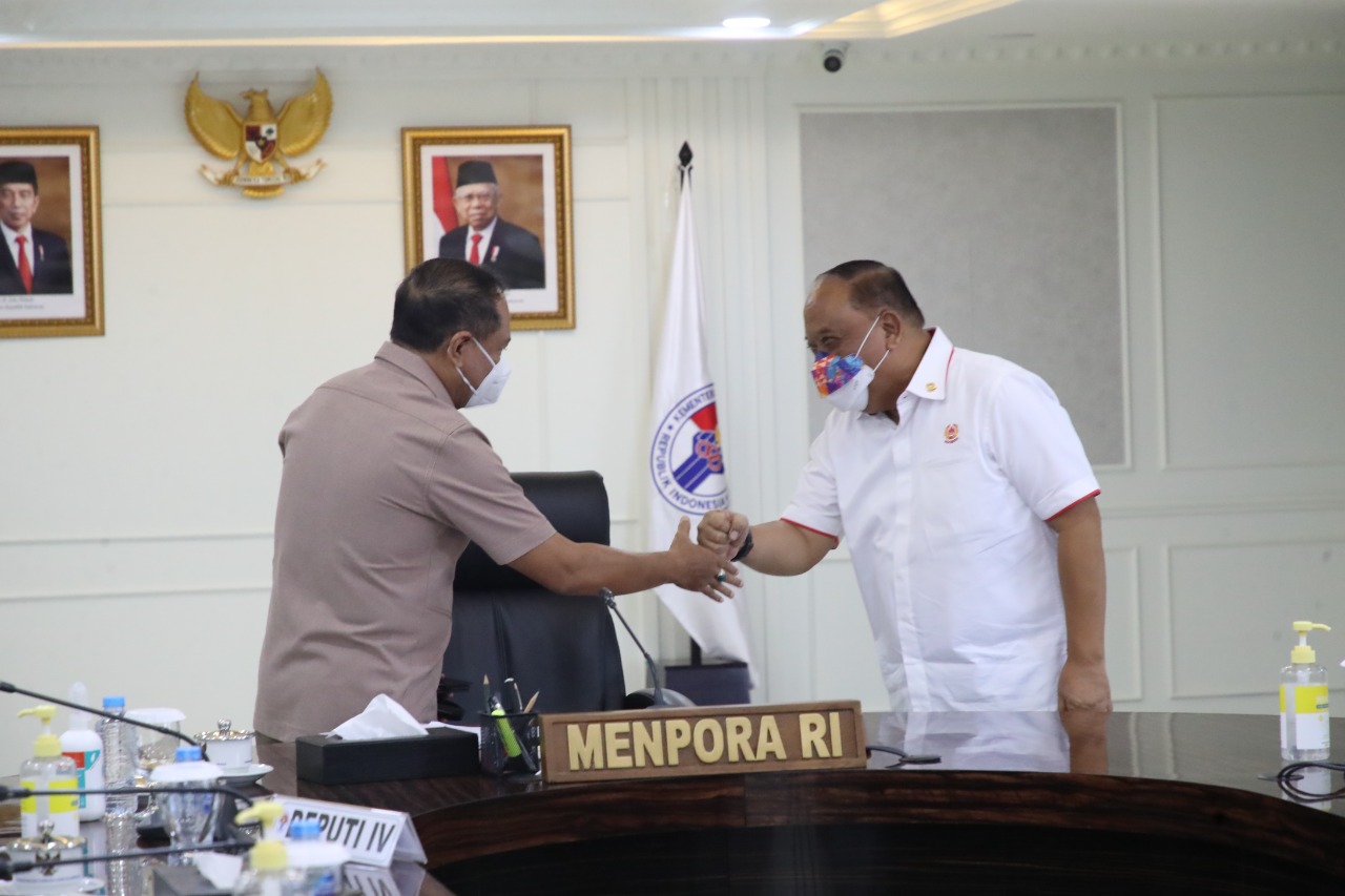 Menteri Pemuda dan Olahraga Republik Indonesia (Menpora RI), Zainudin Amali melakukan rapat koordinasi dengan Ketua Umum Komite Olahraga Nasional Indonesia (KONI) Pusat Marcinao Norman dan jajarannya di lantai 10, kantor Kemenpora, Selasa (25/1). (foto:pu