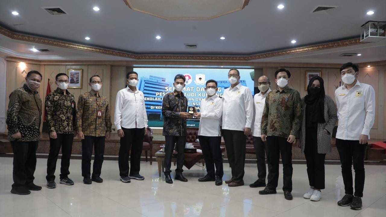 Deputi Bidang Pengembangan Pemuda Kementerian Pemuda dan Olahraga (Kemenpora), Asrorun Ni’am Sholeh mewakili Menteri Pemuda dan Olahraga (Menpora) Zainudin Amali memberikan pelatihan kepada peserta Sekolah Pemerintahan dan Kebijakan Publik Golkar Institut