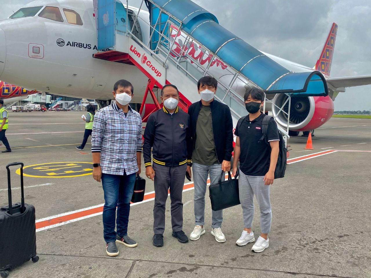 Momen menarik terjadi saat Menteri Pemuda dan Olahraga Republik Indonesia (Menpora RI) Zainudin Amali satu pesawat dengan pelatih timnas Indonesia, Shin Tae-yong di Bandara I Gusti Ngurah Rai, Bali, Senin (31/1). (foto:istimewa/kemenpora.go.id)