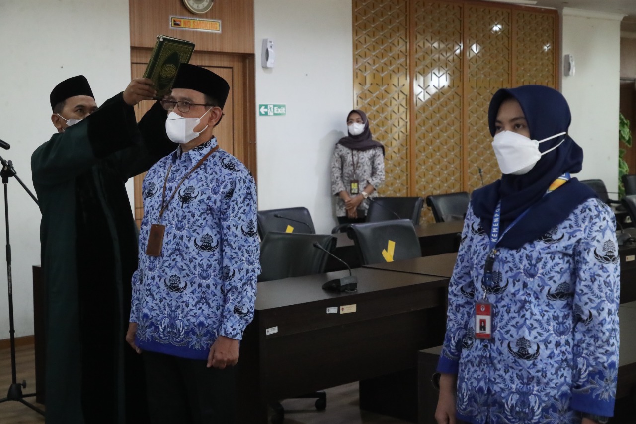Plt. Sekretaris Kementerian Pemuda dan Olahraga (Sesmenpora) Jonni Mardizal hari Jumat (4/2) melantik dan mengambil sumpah kepada Asisten Deputi Kewirausahaan Pemuda, Imam Gunawan sebagai Analis Kebijakan Ahli Utama dan Indah Wijayanti sebagai Analis Kepe