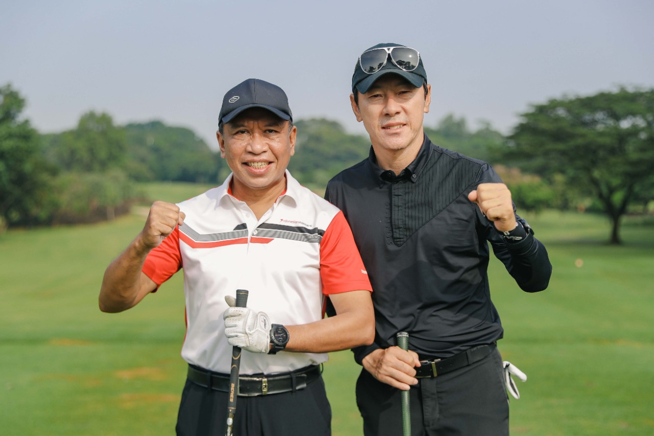 Menteri Pemuda dan Olahraga Republik Indonesia (Menpora RI) Zainudin Amali bermain golf bersama Pelatih Tim Nasional Indonesia Shin Tae-Yong di Royal Halim, Jakarta, Jumat (4/2).(foto:dok/kemenpora.go.id)