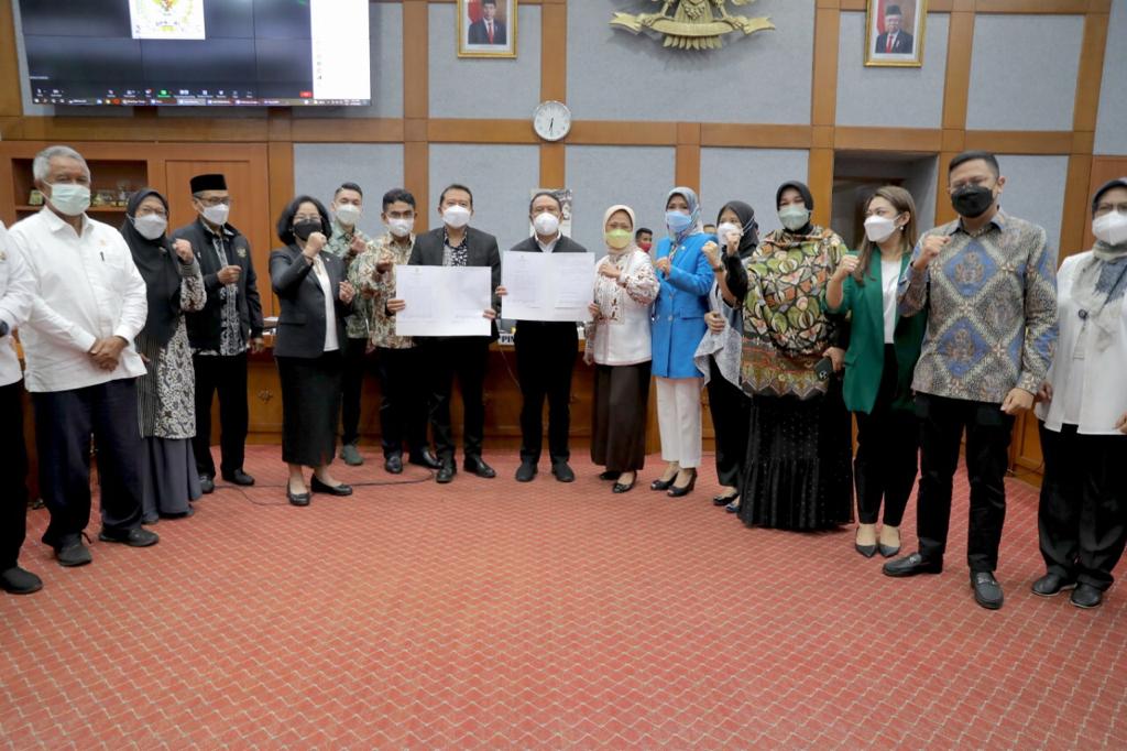 Komisi X Dewan Perwakilan Rakyat Republik Indonesia (DPR RI) dan Pemerintah menyepakati Rancangan Undang-undang nomor 3 tahun 2005 tentang Sistem Keolahragaan Nasional (RUU SKN) menjadi undang-undang. RUU SKN ini namanya berubah menjadi Undang-undang Keol