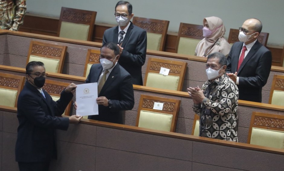 Ketua Panja RUU SKN Dede Yusuf menyampaikan beberapa pokok-pokok bahasan atau norma-norma substansi perubahan RUU Keolahragaan yang dibahas selama perjalanan RUU SKN No.3 tahun 2005 yang akhirnya disahkan DPR RI menjadi UU Keolahragaan.(foto:imanuel/kemen