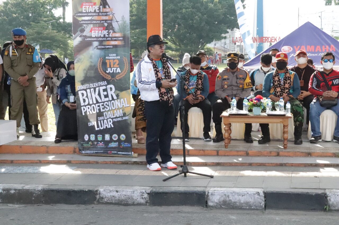 Kementerian Pemuda dan Olahraga mengapresiasi pelaksanaan kegiatan Kerinci Mountain Bike 2022 di Lapangan Merdeka, Kota Sungaipenuh, Jambi, Sabtu (27/02). Kegiatan ini merupakan kolaborasi antara Kementerian Pemuda dan Olahraga, Kementerian Pariwisata dan