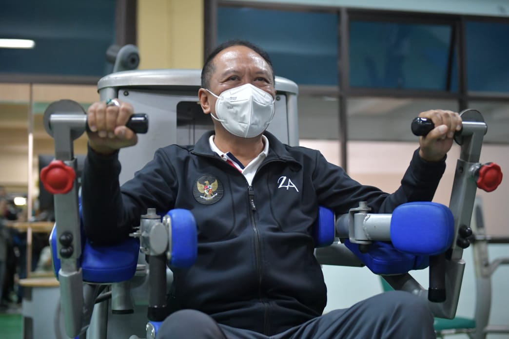 Menteri Pemuda dan Olahraga Republik Indonesia (Menpora RI) Zainudin Amali meninjau sarana olahraga di Universitas Pendidikan Indonesia (UPI), Bandung, Jawa Barat, Sabtu (5/3). Menpora Amali menilai, fasilitas olahraga yang ada di kampus tersebut memenuhi