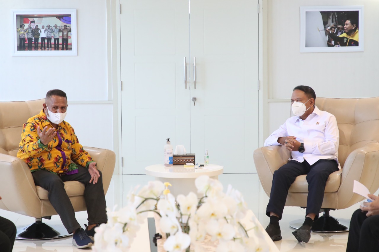 Menteri Pemuda dan Olahraga Republik Indonesia Zainudin Amali menerima kunjungan Bupati Pegunungan Bintang Provinsi Papua, Spey Yan Birdana, di Ruang Kerja Lantai 10 Graha Pemuda Senayan Jakarta Pusat, Rabu (6/4) pagi. Kedatangan Bupati dan rombongan meny