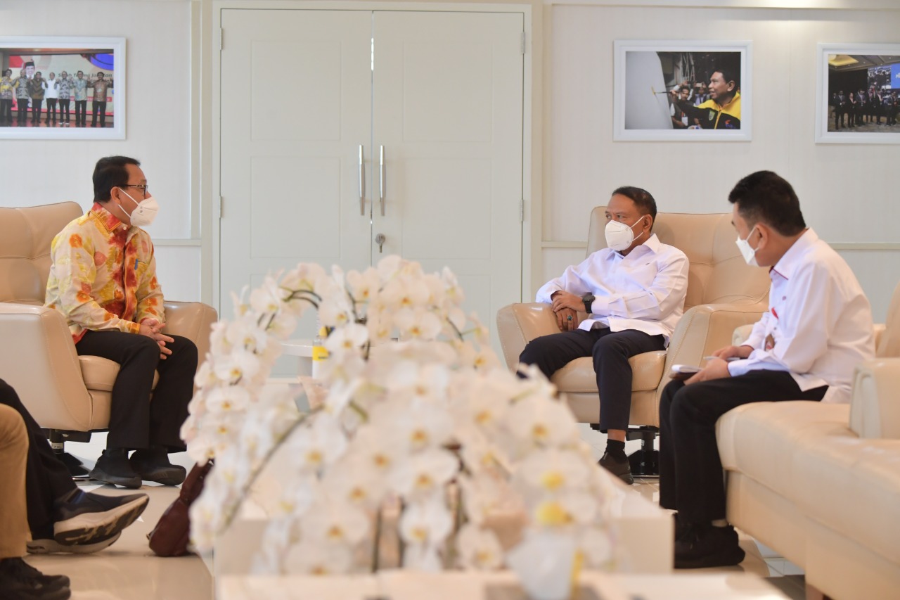 Menteri Pemuda dan Olahraga Republik Indonesia (Menpora RI) Zainudin Amali mendukung Wali Kota Metro, Lampung, Wahdi Siradjuddin di lantai 10 Kantor Kemenpora, Senayan, Jakarta, Rabu (6/4) siang. Pada pertemuan tersebut, Wahdi menyampaikan terkait rencana