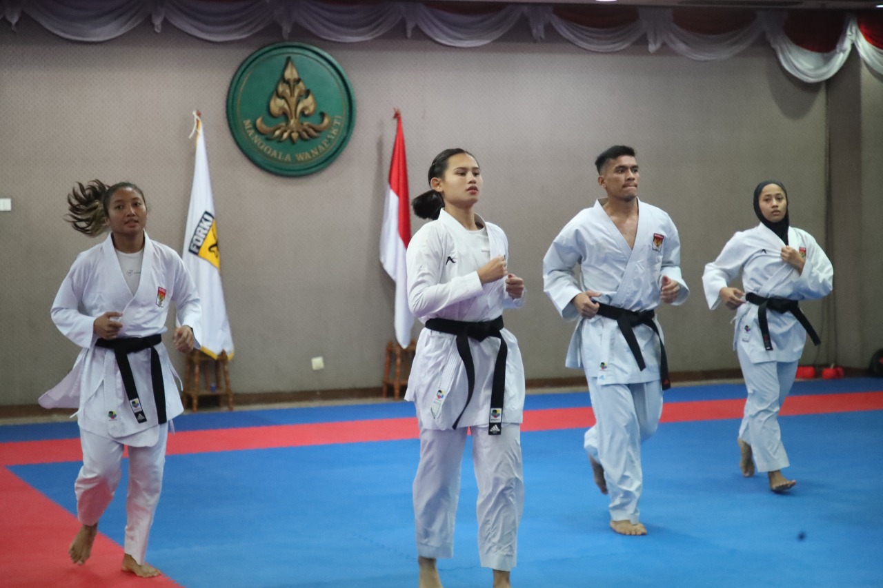Tim Karate Indonesia terus meningkatkan latihan jelang menghadapi SEA Games 2021 Vietnam. Demi meningkatkan performa, tim Merah-Putih dijadwalkan akan uji tanding dengan tim karate Kazakhstan dan Australia.(foto:putra/kemenpora.go.id)