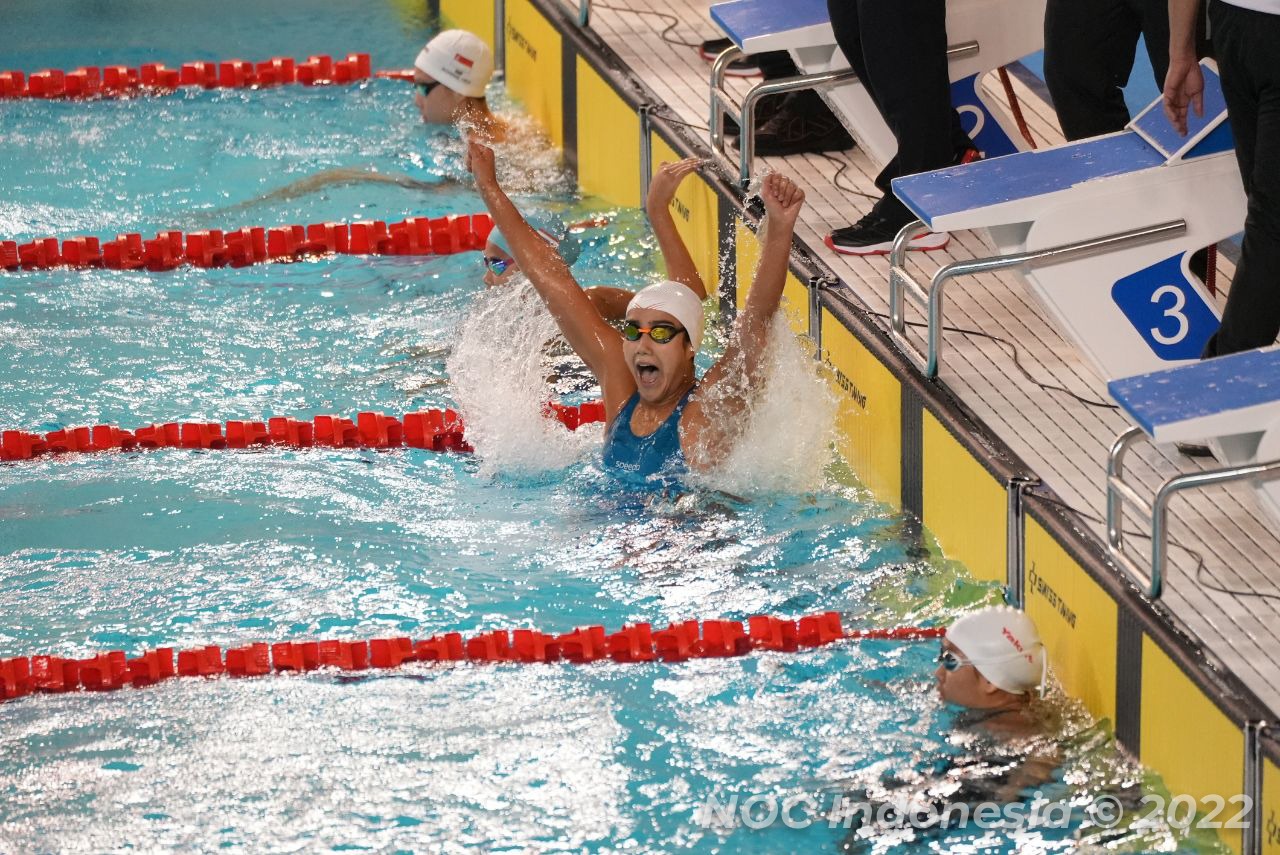 Selebrasi perenang Masniari Wolf usai tercepat di 50m gaya punggung putri SEA Games 2021 Vietnam di My Dinh Water Sport Palace, Ha Noi, Minggu (15/05). (foto: NOC Indonesia/MP Media/Iqbal Fauzi)