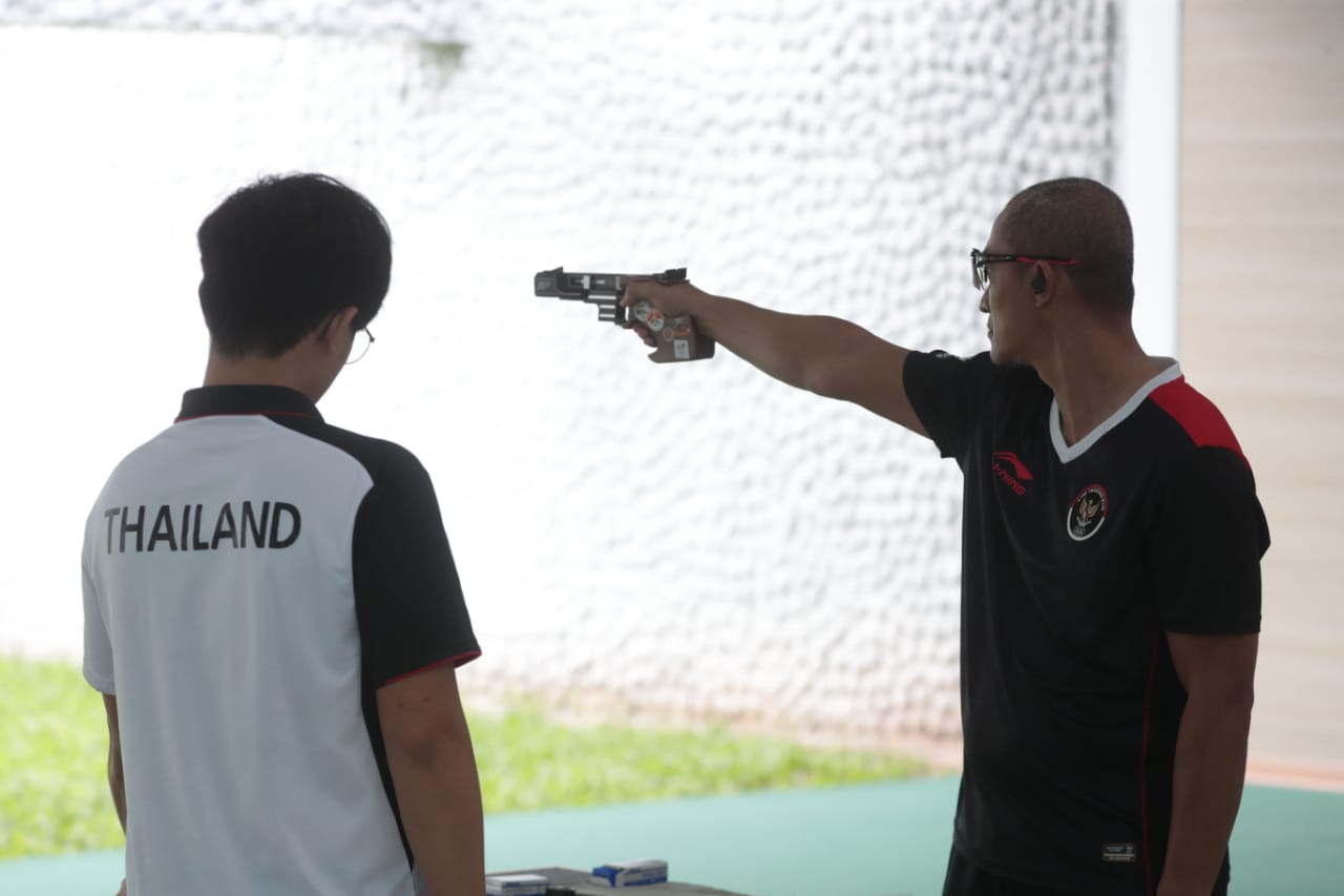 Hasil postif ditunjukkan tim menembak Indonesia di SEA Games 2021 Vietnam. Hari pertama, tim menembak tanah air berhasil menyumbangkan dua emas dan satu perak di Hanoi National Sport Training Center, Senin, (16 /5) siang. (foto: raiky/kemenpora.go.id)
