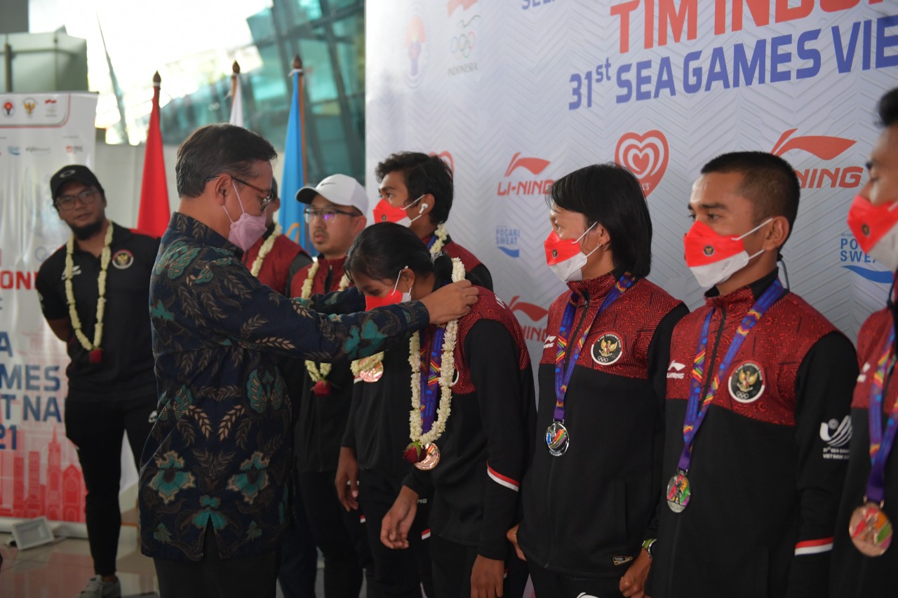 Kontingen cabang olahraga Triathlon Indonesia pada SEA Games 2021 Vietnam menjejakkan kaki di Terminal 3 Bandara Soetta, Selasa (17/5) pagi. Dari 8 atlet yang berlaga, Triatlon berhasil mempersembahkan 5 medali dengan rincian 2 perak dan 3 perunggu.(foto:
