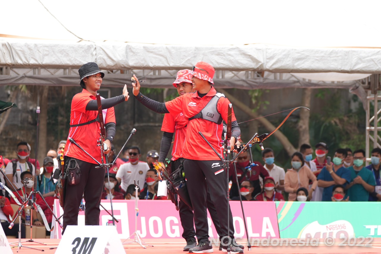 Pemanah putra Indonesia dari disiplin recurve  Alviyanto Bagas Prastyadi, Arif Dwi Pangestu, Riau Ega Agatha Salsabilla turun di nomor  beregu putra di Ha Noi National Sports Training Center, Rabu (18/05). Indonesia mendapat emas usai menang 6-2.  (18/05) 