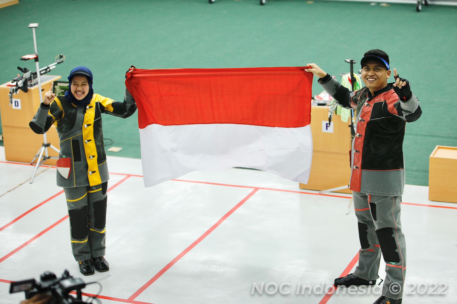 Selebrasi penembak Fathur Gustafian/Citra Dewi Resti usai mengamankan emas di nomor mixed rifle team SEA Games 2021 Vietnam di National Sports Training Center., Rabu (18/05). (NOC Indonesia/Naif Al’As) 