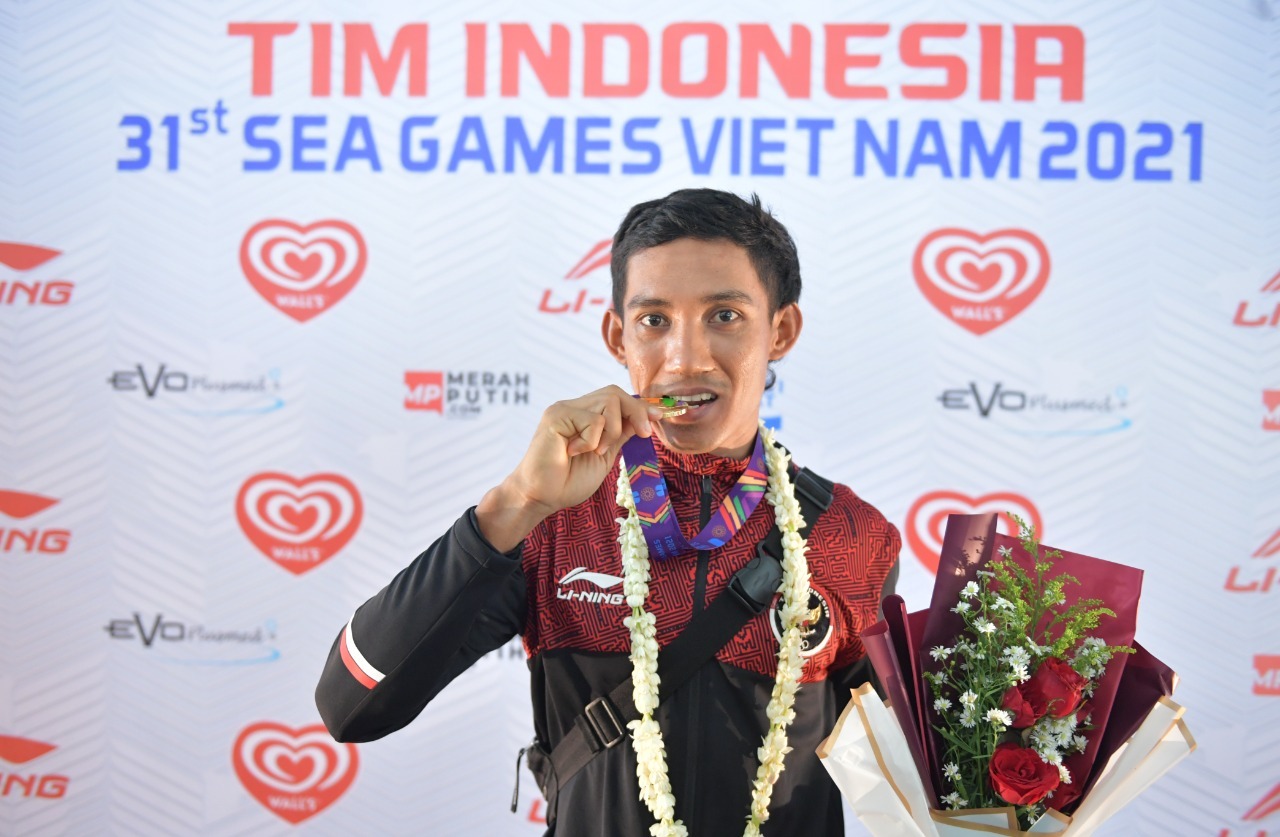Keberhasilan atlet balap sepeda Indonesia Zaenal Fanani mempersembahkan medali emas di SEA Games 2021 Vietnam tidaklah muda. Selain harus bersaing ketat dengan tuan rumah, mengatasi faktor cuaca jadi kendala utama yang harus dilalui.(foto:bagus/kemenpora.