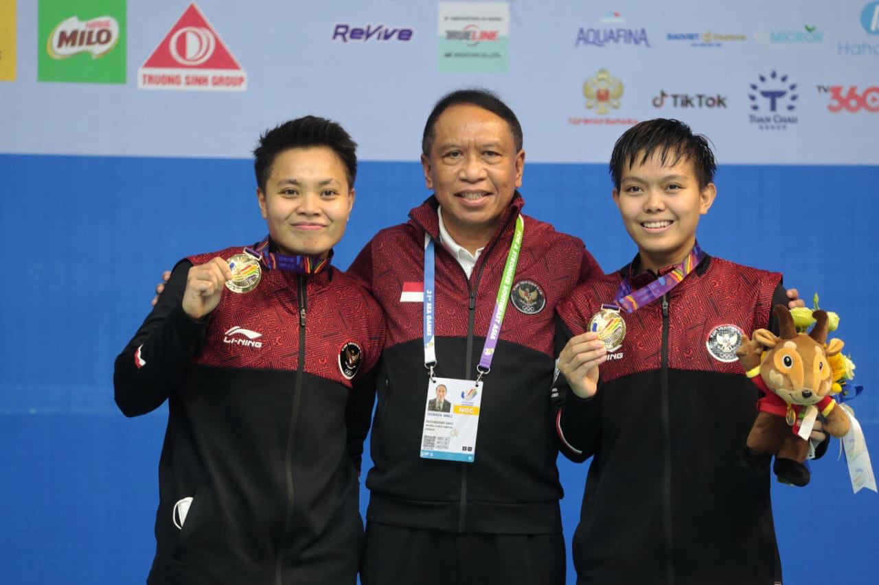 Cabang olahraga (cabor) bulu tangkis berhasil mempersembahkan medali emas di ajang SEA Games 2021 Vietnam. Apriyani Rahayu/Siti Fadia Silva Ramadhanti yang tampil di final nomor perorangan ganda putri berhasil keluar sebagai juara di Bac Giang Gymnasium, 