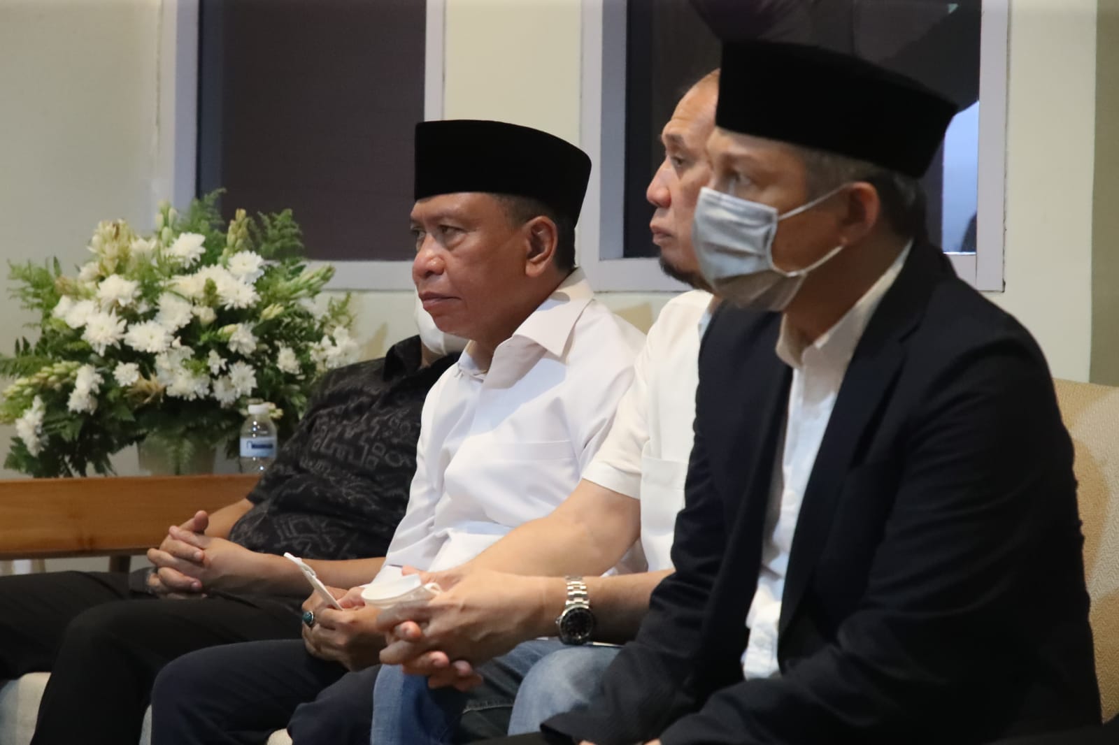 Menteri Pemuda dan Olahraga Republik Indonesia (Menpora RI) Zainudin Amali menghadiri prosesi penyerahan jenazah anak Gubernur Jawa Barat Ridwan Kamil, Emmeril Kahn Mumtaz atau Eril di  kargo jenazah Bandara Soekarno Hatta, Tangerang, Banten, Minggu (12/6