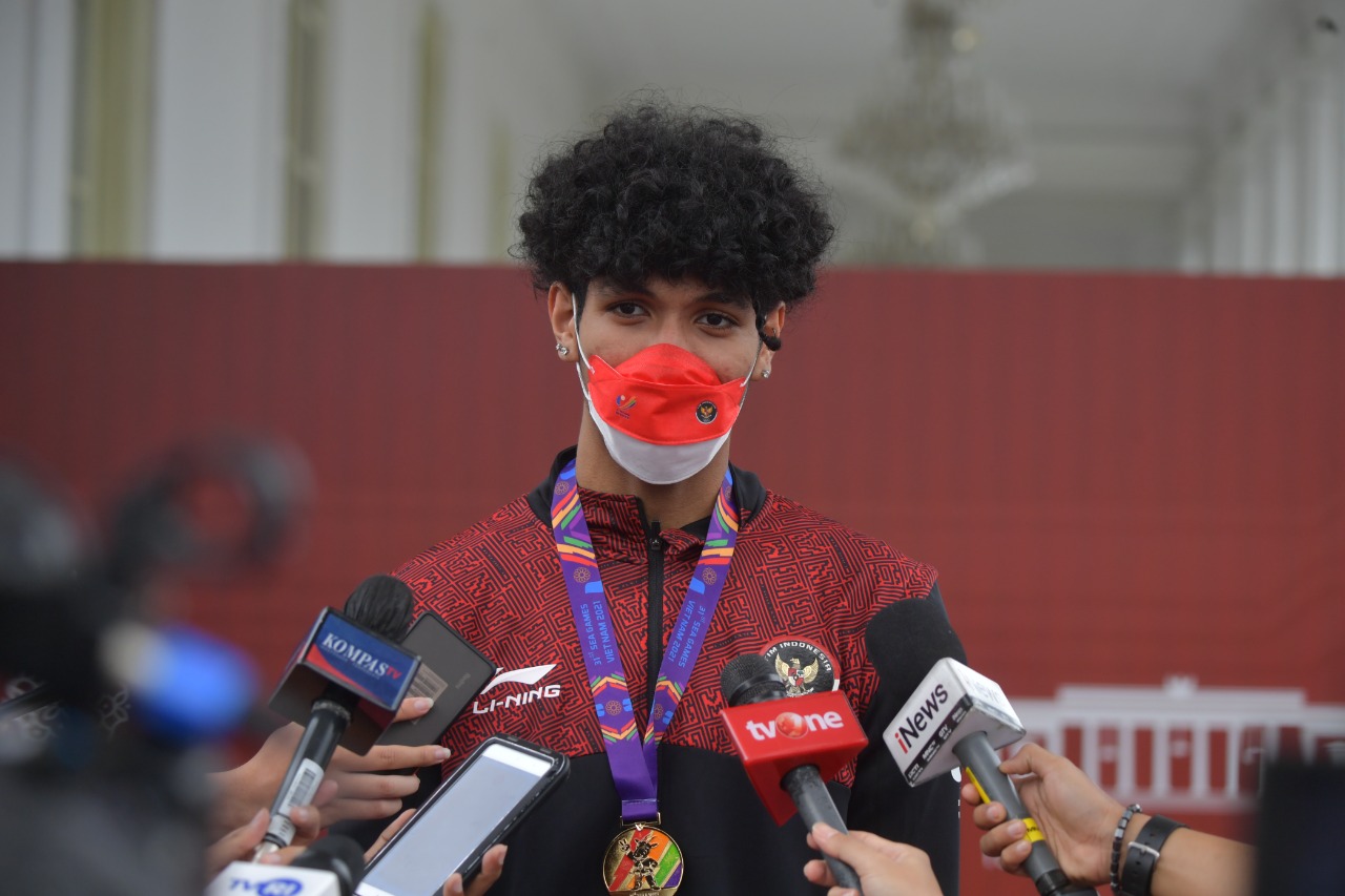 Atlet peraih medali pada ajang SEA Games 2021 Vietnam memberi kesan dan apresiasi usai mendapatkan bonus dari Presiden Joko Widodo (Jokowi). Mereka menyampaikan terima kasih kepada pemerintah. (foto:rayki/kemenpora.go.id)