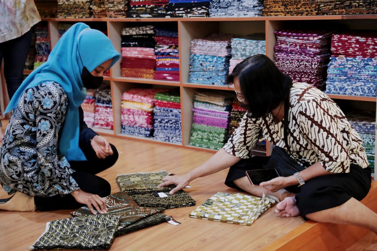 Kampung batik Laweyan di Solo bisa menjadi daya tarik sendiri untuk ikut mensukseskan Asean Para Games Solo 2022 (30 Juli sampai 06 Agustus) mendatang. Para tamu dari Asia Tenggara akan disuguhi berbegai jenis batik khas Solo yang bisa menjadi oleh-oleh u