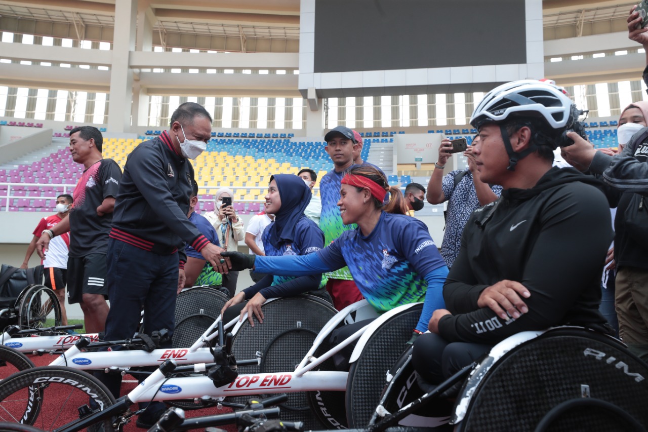 Selain meninjau kesiapan venue pertandingan, Menteri Pemuda dan Olahraga Republik Indonesia (Menpora RI), Zainudin Amali juga melihat persiapan atlet Indonesia yang akan turun di ajang Asean Para Games Solo 2022 nanti.(foto:putra/kemenpora.go.id)