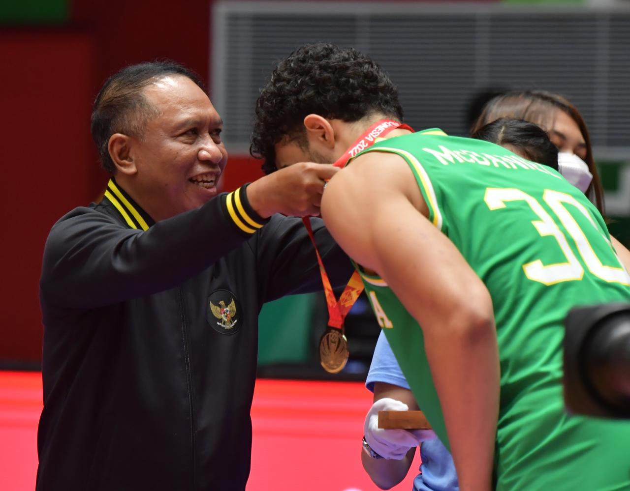 Menteri Pemuda dan Olahraga Republik Indonesia (Menpora RI) Zainudin Amali mengalungkan medali kepada tim Australia usai berhasil keluar sebagai juara dalam FIBA Asia Cup 2022. Australia meraih trofi setelah mengalahkan Lebanon 75-73. (foto:bagus/kemenpor