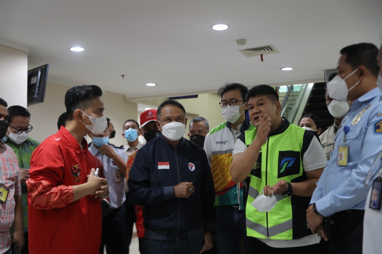  Persiapan untuk menyambut kedatangan tamu Asean Para Games Solo 2022 terus dilakukan, salah satunya adalah proses kedatang para tamu dari negara peserta di Bandara Adi Soemarmo, Solo, Jawa Tengah. (foto:imanuel/kemenpora.go.id)