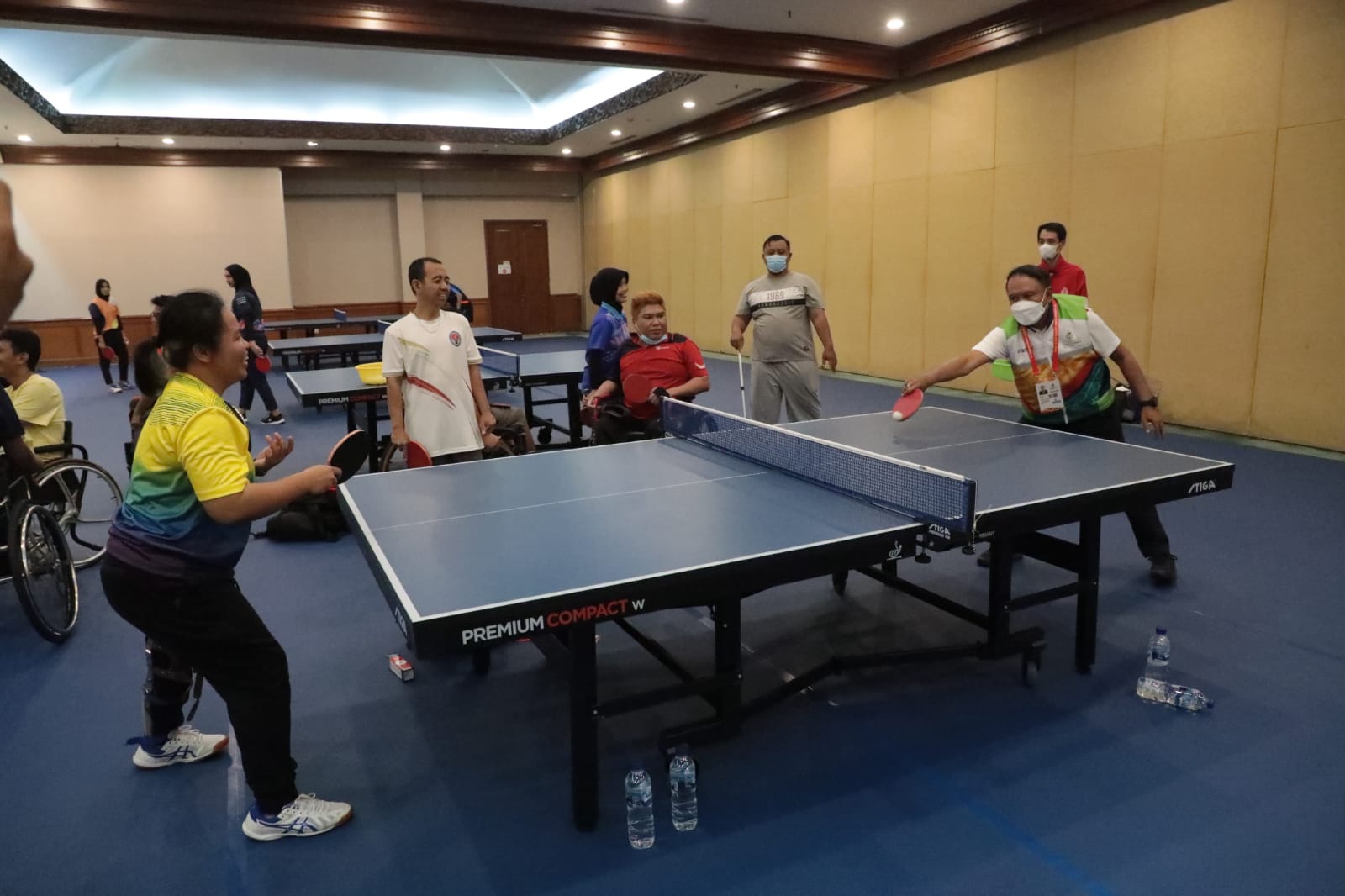 Menteri Pemuda dan Olahraga Republik Indonesia (Menpora RI) Zainudin Amali meninjau proses latihan sekaligus memotivasi para atlet tenis meja Indonesia yang akan berlaga di ajang Asean Para Games Solo 2022.(foto:putra.kemenpora.go.id)