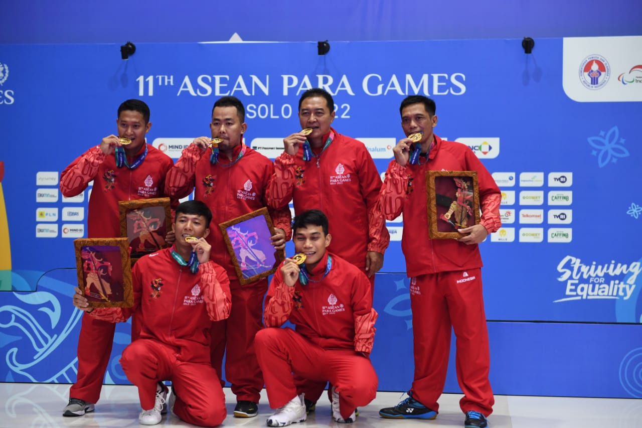 Emas pertama Indonesia di ajang Asean Para Games Solo 2022 berhasil dipersembahkan dari cabang olahraga para bulu tangkis. Tim beregu putra Indonesia berhasil mengalahkan Thailand 3-0 di Venue Edutorium UMS, Solo, Minggu (31/7) siang. (foto:raiky/kemenpor