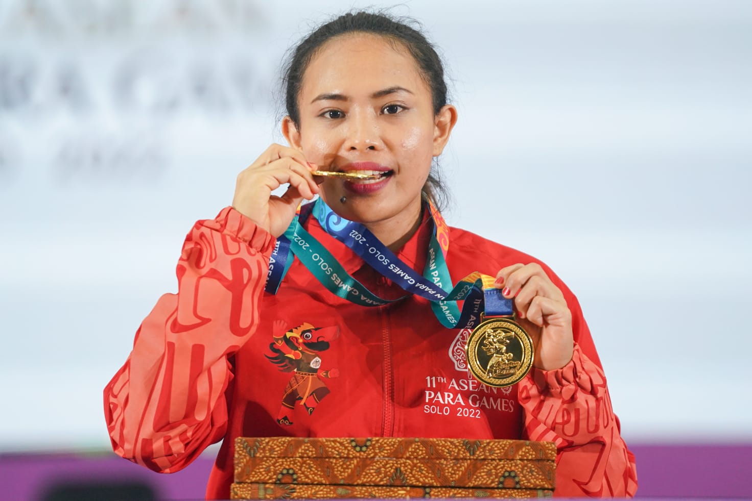 Ni Nengah Widiasih sukses mempersembahkan emas di Para Angkat Berat yang sekaligus pecahkan rekor baru di Asean Para Games. Keberhasilan mempertahankan medali emas di ajang Asean Para Games Solo 2022 ini dipersembahkan untuk seluruh rakyat Indonesia yang 