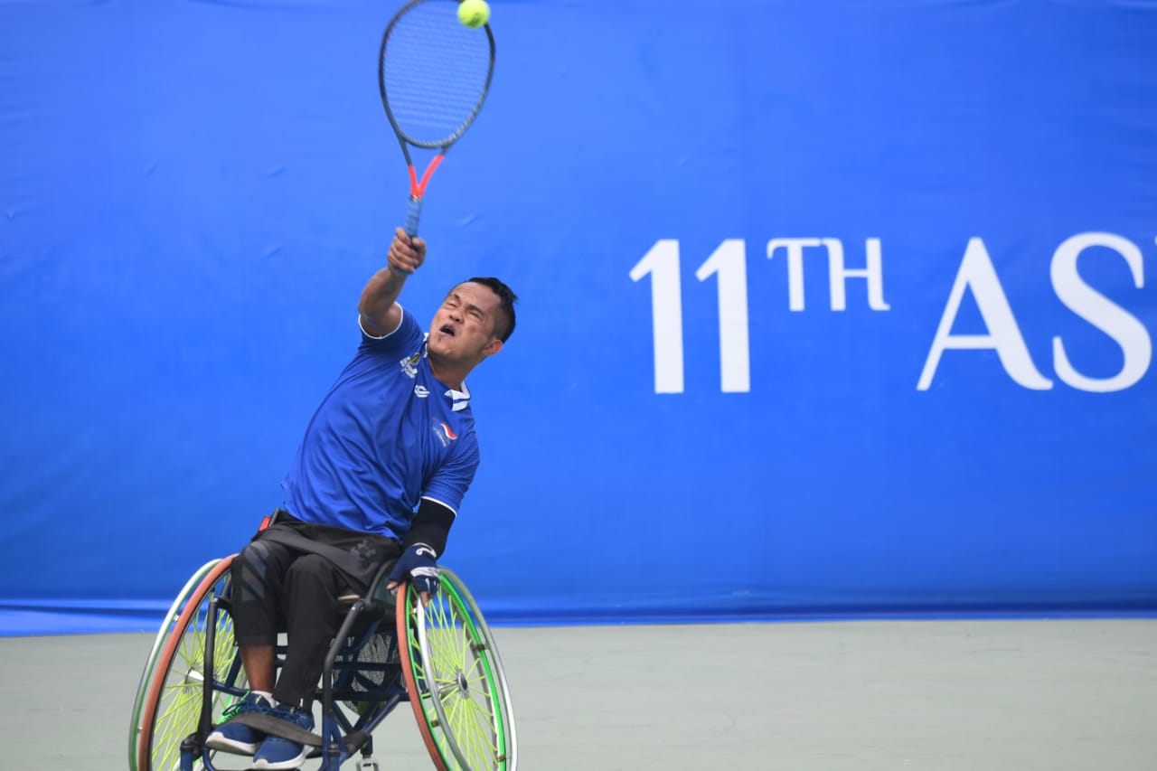 Tim Tenis Kursi Roda Indonesia masih terus menjaga peluang untuk mempersembahkan medali emas di ajang Asean Para Games Solo 2022. Nomor tunggal putri dan ganda putra diharapkan bisa mempersembahkan medali emas. (foto:raiky/kemenpora.go.id)