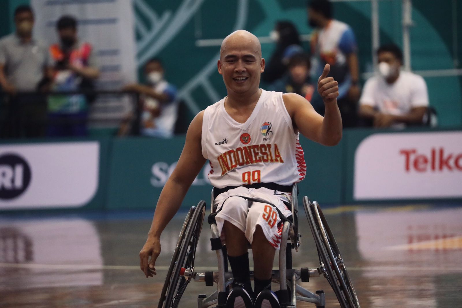 Tim basket kursi roda 5x5 putra Indonesia kembali merebut medali perunggu di Asean Para Games Solo 2022. Pada laga perebutan tempat ketiga ini, pasukan Fajar Brillianto menang 61-33 atas Kamboja di GOR Sritex Arena, Kamis (4/8/). (foto:akbar/kemenpora.go.