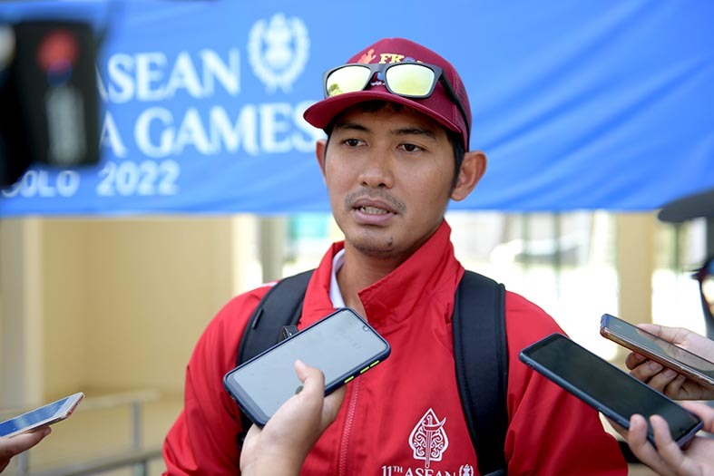 Pelatih tim tenis kursi roda Indonesia, Satria Yudi Gontara mengapresiasi perjuangan atletnya Ndaru Patma Putri dalam ajang Asean Para Games Solo 2022. Ndaru berhasil meraih medali perak di nomor tunggal putri kelas C7 E18. (foto:muchlis/kemenpora.go.id)