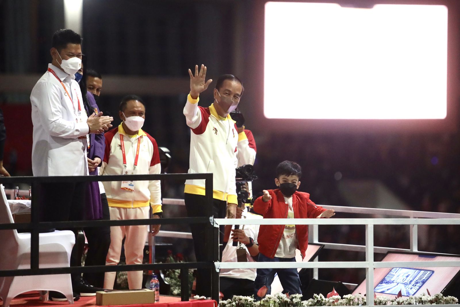 Cucu pertama Presiden Joko Widodo dan Ibu Iriana Joko Widodo, Jan Ethes Srinarendra nampak hadir bersama Presiden Joko Widodo dan Ibu negara Iriana Joko Widodo untuk menyaksikan closing ceremony Asean Para Games Solo 2022 di Stadion Manahan Solo, Jawa Ten