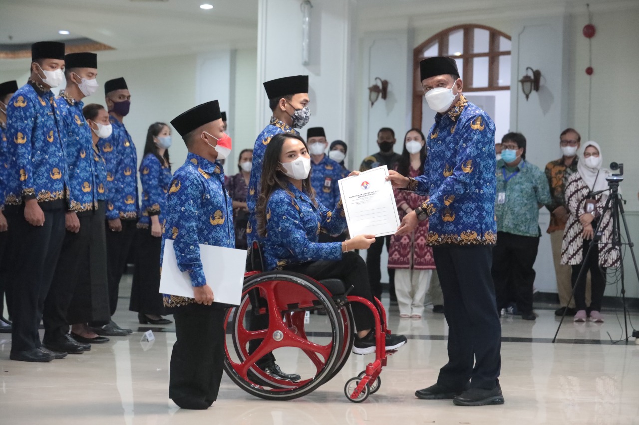Menteri Pemuda dan Olahraga Republik Indonesia (Menpora RI) Zainudin Amali mengambil sumpah Pegawai Negeri Sipil (PNS) sebanyak 193 atlet difabel dan non difabel Formasi Olahragawan Berprestasi di Lingkungan Kemenpora. Hal ini sebagai wujud komitmen pemer