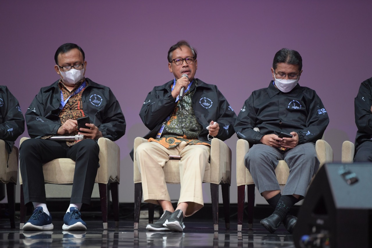 Kementerian Pemuda dan Olahraga Republik Indonesia (Kemenpora RI)  mendorong olahraga Esport menjadi kuat dalam perkembangan olahraga industri tanah air. Sehingga, dimasa depan sport industry esport tanah air mampu bersaing dengan gempuran game-game dari 