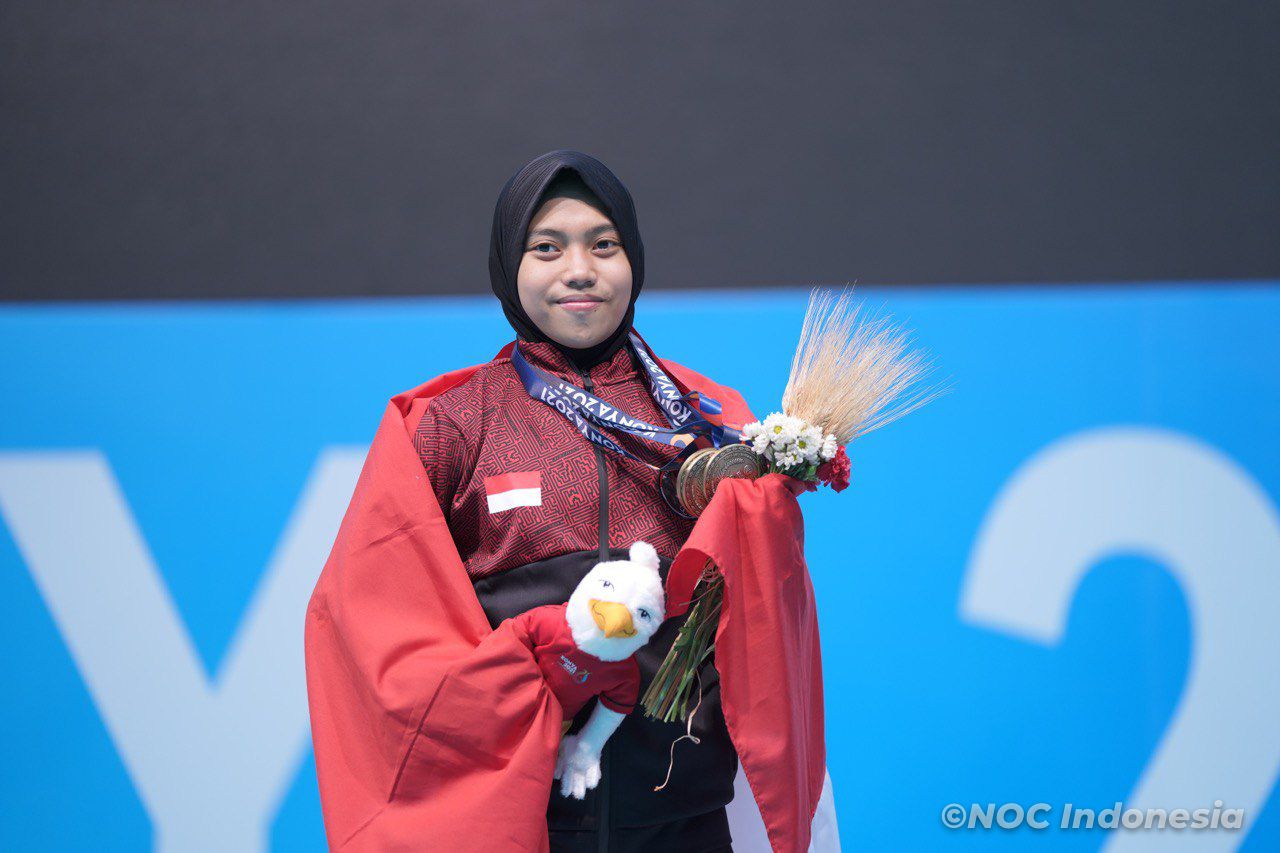 Tim Indonesia akhirnya bisa mempersembahkan medali emas di ajang Islamic Solidarity Games (ISG) 2021 Konya. Adalah lifter putri Siti Nafisatul Hariroh yang meraih medali emas untuk Indonesia saat turun di kelas 45 kg putri.(foto:nocindonesia)