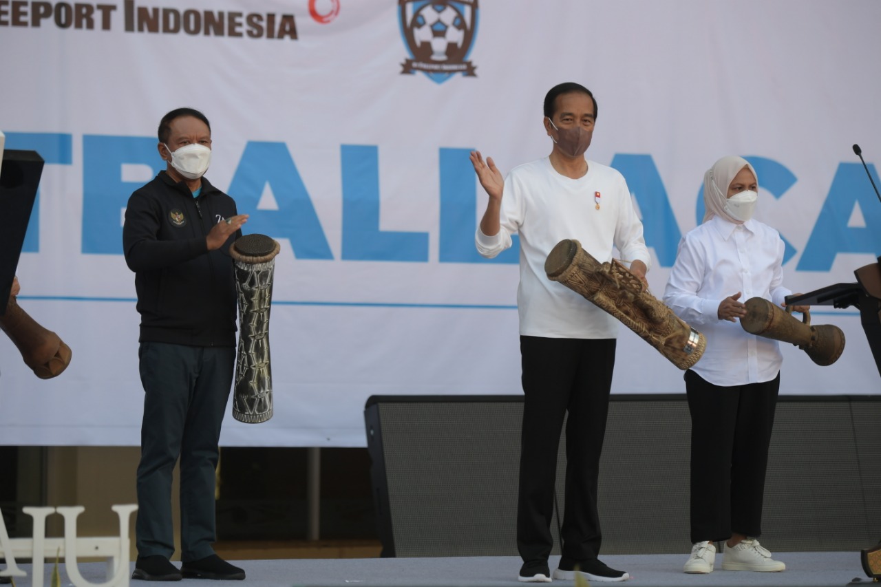 Menteri Pemuda dan Olahraga Republik Indonesia (Menpora RI) Zainudin Amali mendampingi Presiden Joko Widodo dalam peluncuran Papua Football Academy di Stadion Lukas Enembe, Jayapura, Papua, Rabu (31/8). Peluncuran ditandai dengan pemukulan alat musik tifa
