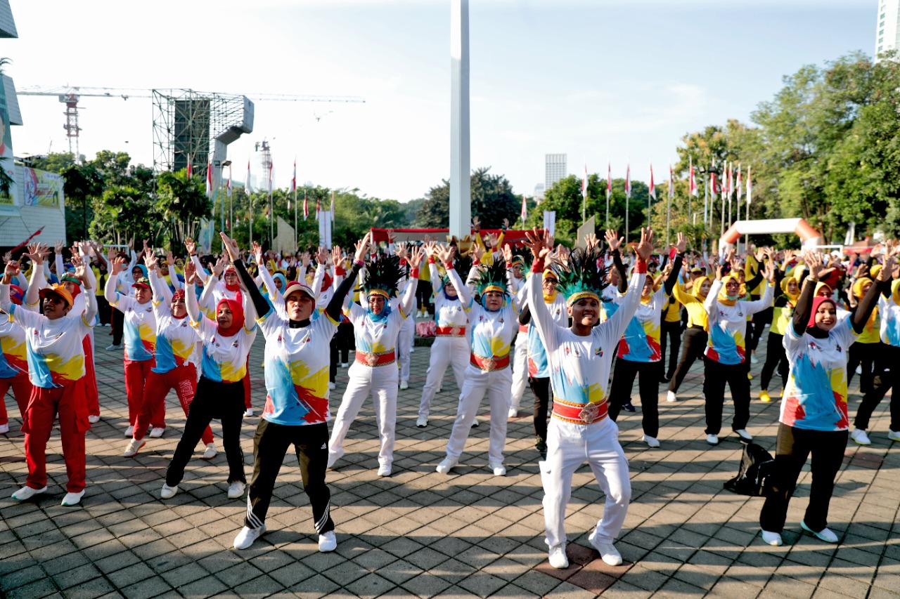 Jumat Krida Roat To Haornas, itulah tagline yang diangkat di senam bersama kali ini. Senam bersama yang dilaksanakan di halaman Kantor Kemenpora pada Jumat (2/9) pagi juga menampilkan Senam Ayo ke Museum.(foto:raiky/kemenpora.go.id)
