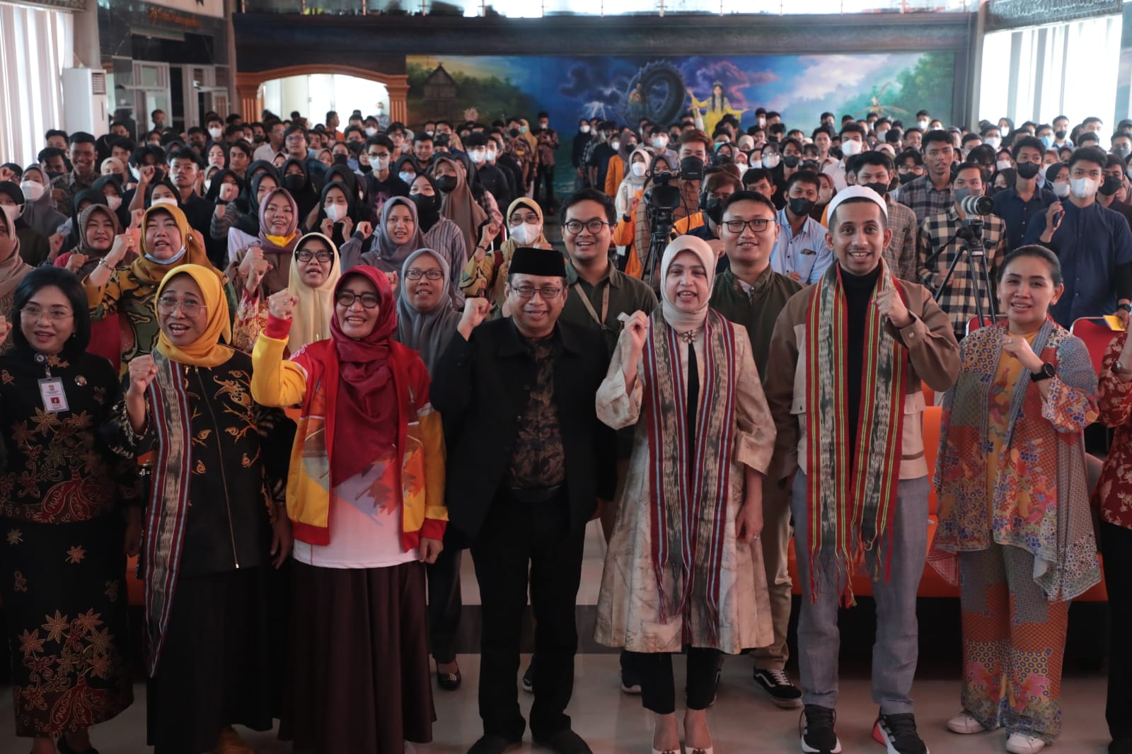Penasehat Dharma Wanita Persatuan (DWP) Kemenpora, Nadiah Zainudin Amali hari Jumat (9/9) pagi membuka acara Moderasi Beragama yang di selenggarakan Kemenpora di Aula Putri Aji Karang Melanu, Universitas Balikpapan, Katim.(foto:putra/kemenpora.go.id)