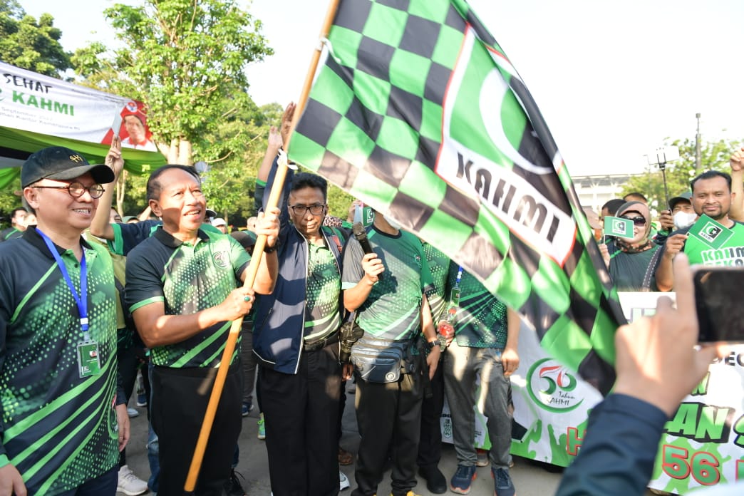 Menteri Pemuda dan Olahraga Republik Indonesia Zainudin Amali melepas dan mengikuti jalan sehat dalam rangka HUT ke-56 Korps Alumni Himpunan Mahasiswa Islam (KAHMI), di Parkir Timur GBK Senayan Jakarta, Minggu (11/9) pagi. (foto:egan/kemenpora.go.id)