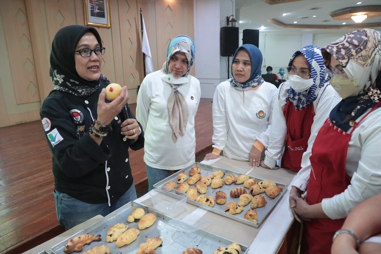 Instruktur Pelatihan Cake Spesial Lapis Ganyong, Nanda Kartika Sari sampaikan apresiasi dan terima kasihnya kepada Penasihat Dharma Wanita Persatuan Kementerian Pemuda dan Olahraga (DWP Kemenpora) Nadiah Zainudin Amali. Menurutnya, Nadiah Amali adalah sos