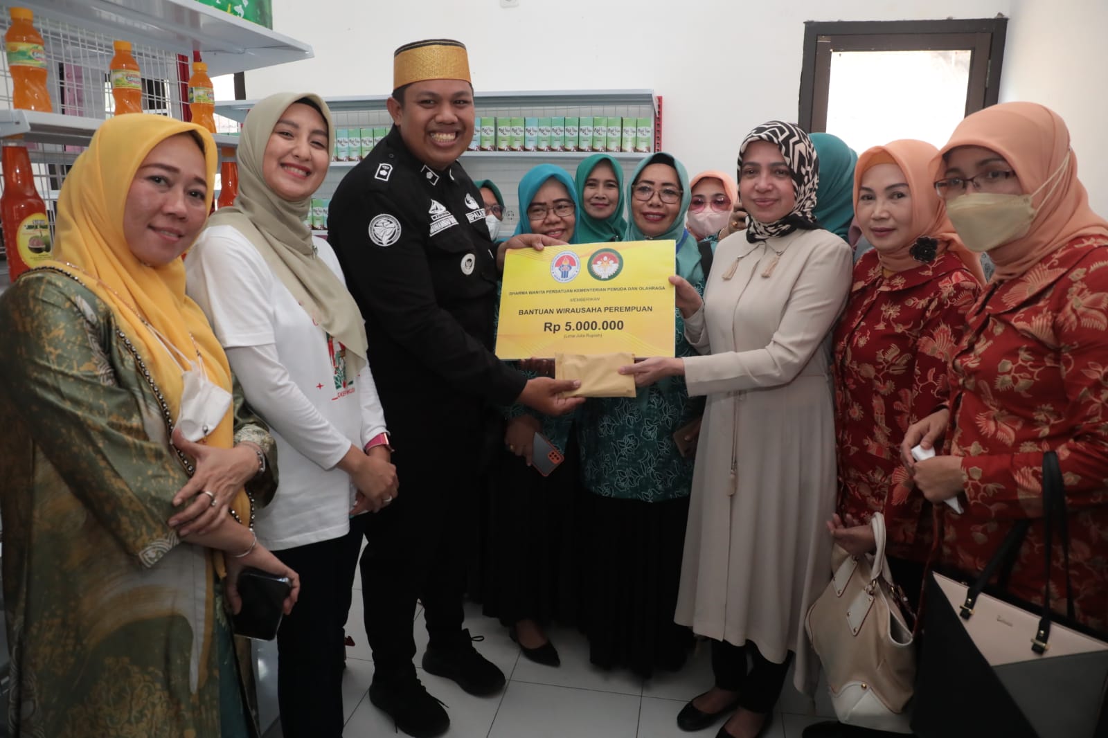 Penasihat Dharma Wanita Persatuan Kementerian Pemuda dan Olahraga (DWP Kemenpora), Nadiah Zainudin Amali didampingi Ketua DWP Kemenppra Sri Yulianti Jonni Mardizal dan pengurus DWP Kemenpora lainnya mengunjungi beberapa tempat pusat pengolahan produk ungg