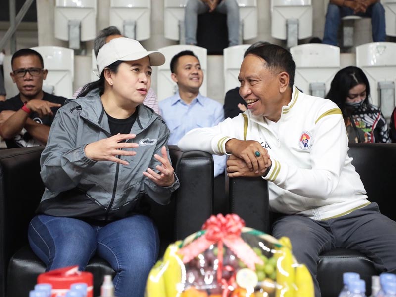 Menpora Amali Kalungkan Medali dan Serahkan Piala kepada Juara Tim Puteri Turnamen Bola Basket Piala Puan Maharani 2022