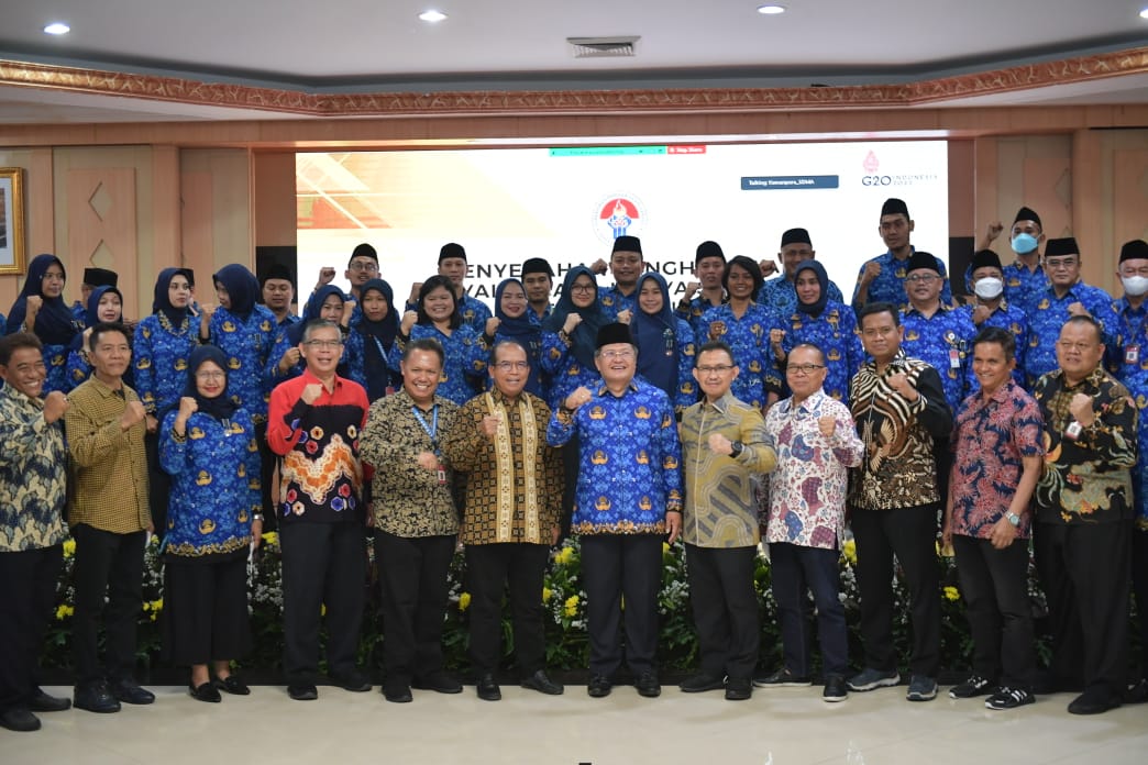 Kementerian Pemuda dan Olahraga Republik Indonesia memberikan penghargaan Satyalancana Karya Satya dan Purnabakti PNS, di Wisma Kemenpora Senayan Jakarta Pusat, Selasa (27/9) pagi.(foto:bagus/kemenpora.go.id)