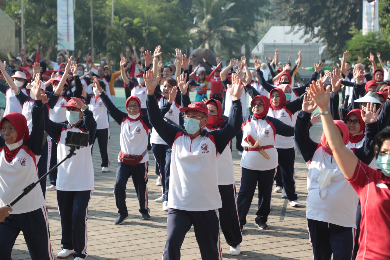 Kementerian Pemuda dan Olahraga Republik Indonesia terus menggelorakan Jum'at Krida bersama komunitas olahraga masyarakat. Seperti pada Jum'at (30/9) pagi ini berkumpul dari berbagai komunitas, beragam usia, penuh semangat mengadakan senam gembira, di Pla